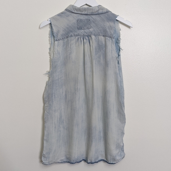Rails Women's Top Medium Tencel Blue Faded Denim Look Button Up Sleeveless - Picture 8 of 8